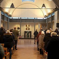 Innenraum der Kirche mit Gottesdienstbesucher 