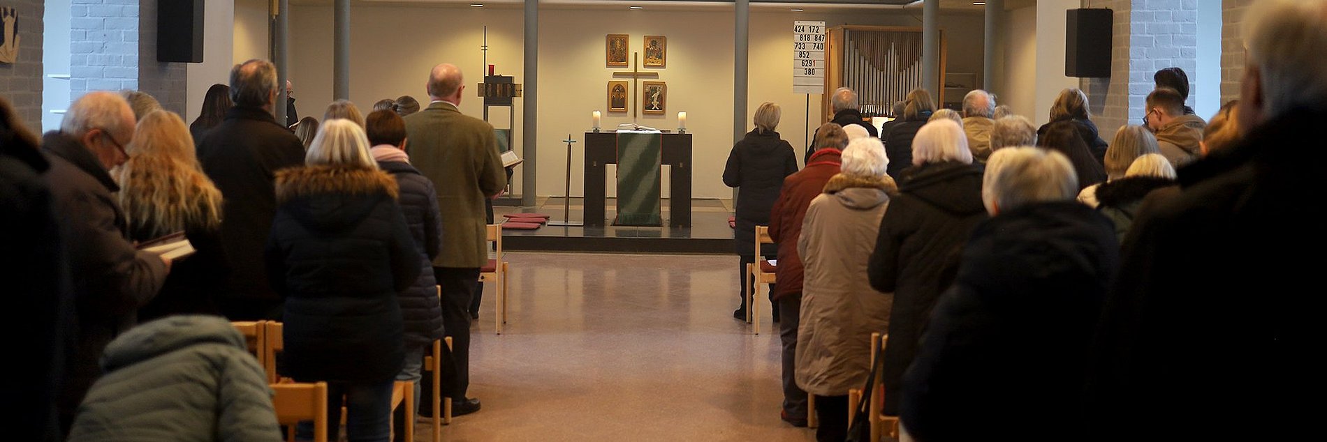 Innenraum der Kirche mit Gottesdienstbesucher 