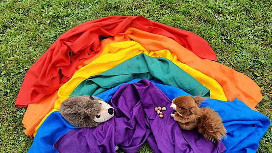 Regenbogentuch mit Igel und eichhörnchen