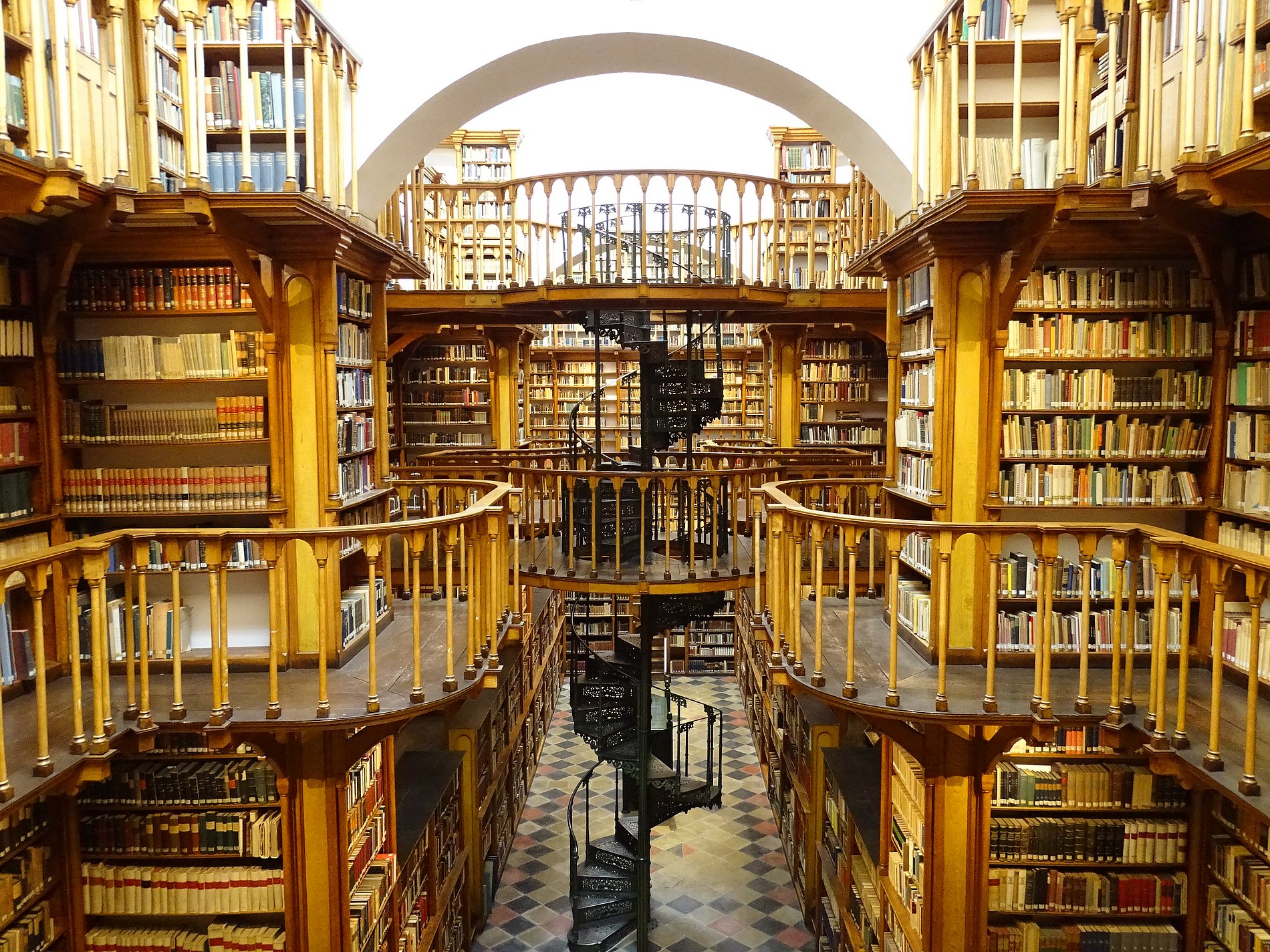 Die Jesuitenbibliothek der Benediktinerabtei als Innenansicht