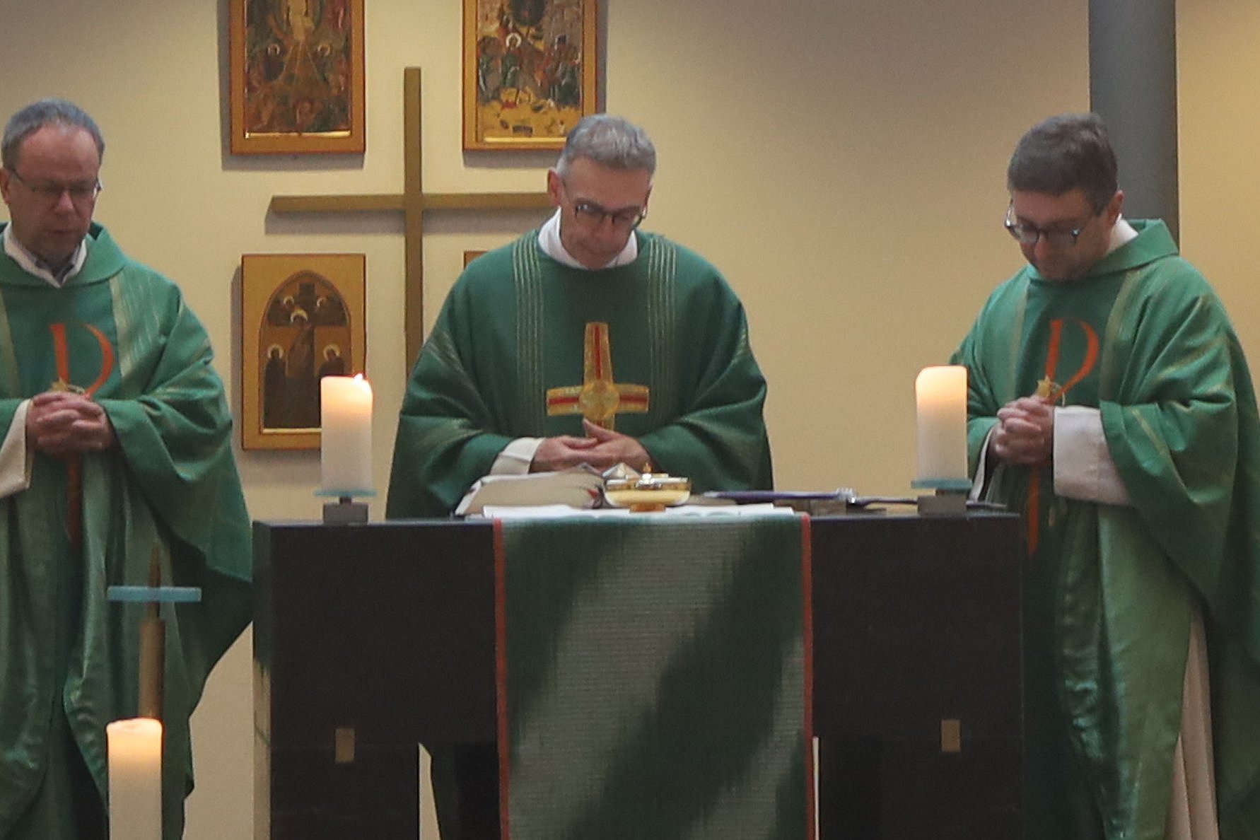 Pfarrer Kirsten Brast, Domdekan Dr. Wolfgang Pax und Pfarrer Lars Krüger (v.r.) am Altar der Kirche