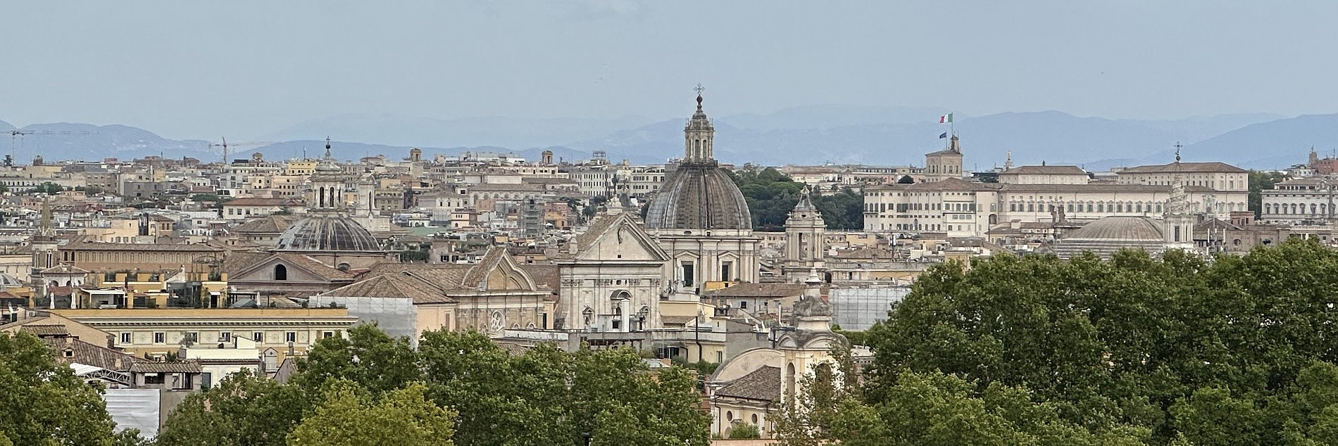Rom von einem Hügel aus betrachtet.