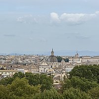 Rom von einem Hügel aus betrachtet.