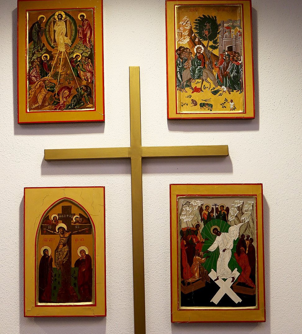 Das Kreuz an der Wand hinter dem Altar wird von vier Ikonen geschmückt. 