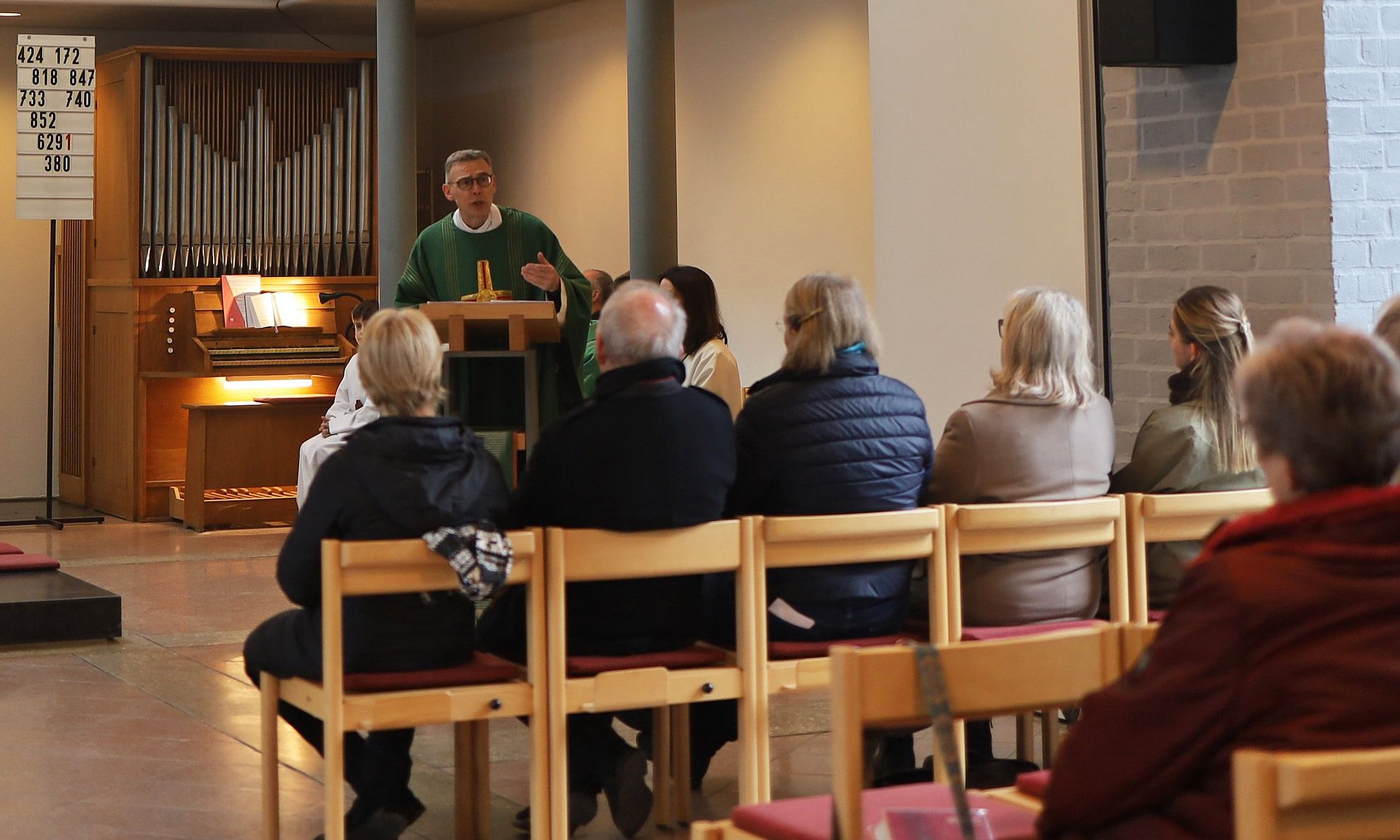 Beim Profanierungsgottesdienst predigte der Generalvikar des Bistums Limburg, Domdekan Dr. Wolfgang Pax.