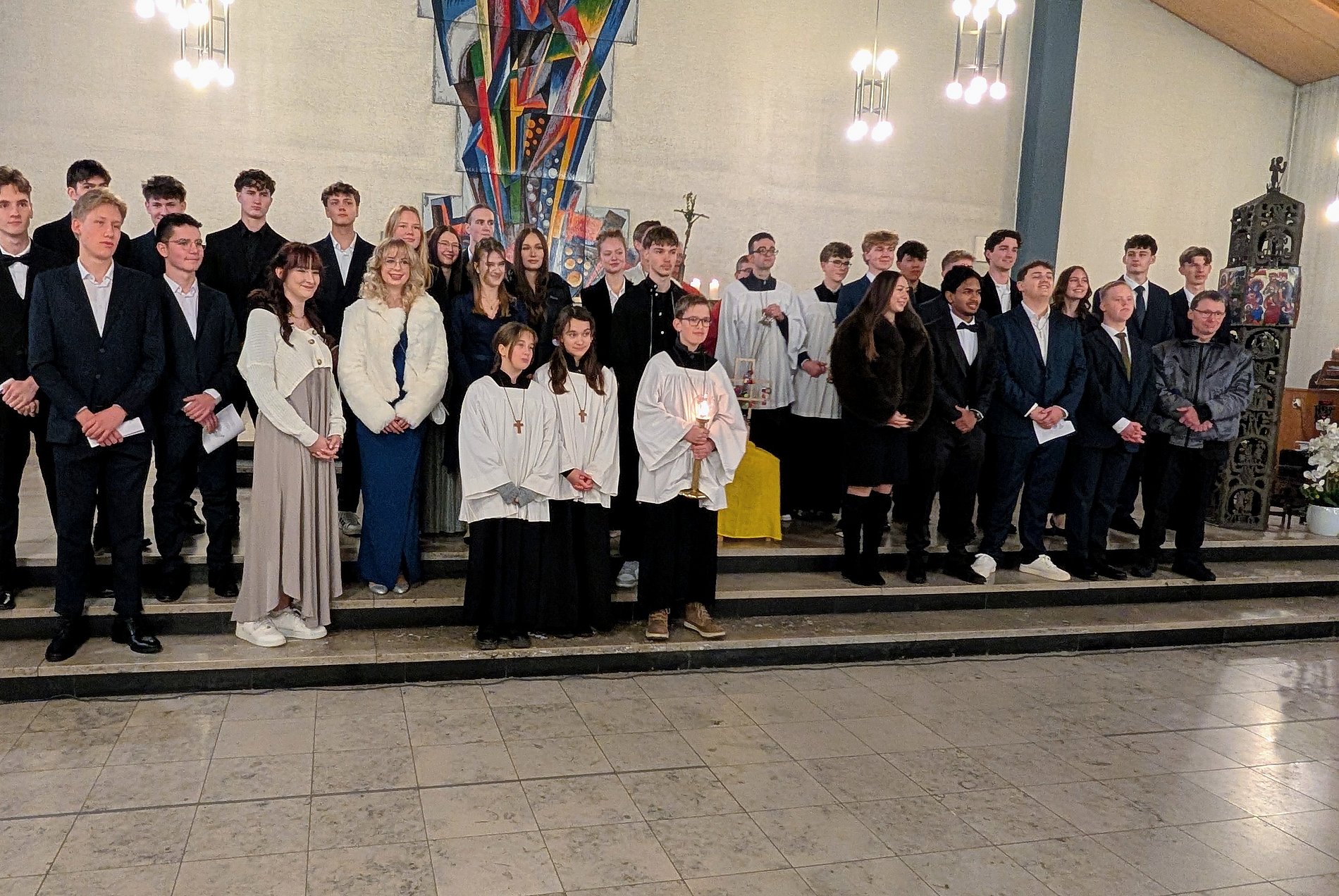 Firmlinge in Niedernhausen vor dem Altar