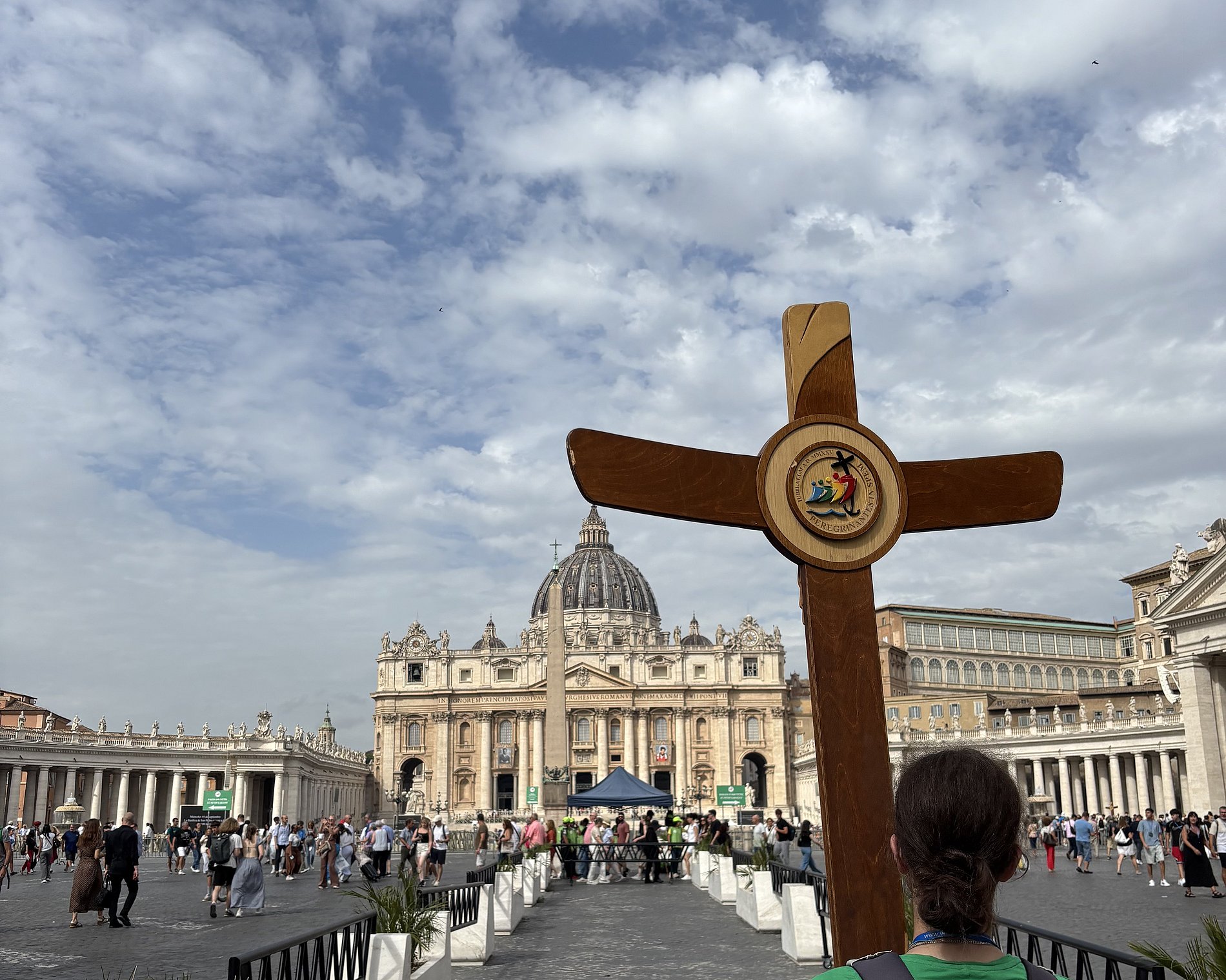 Mit dem Kreuz auf dem Weg zum Petersdom.