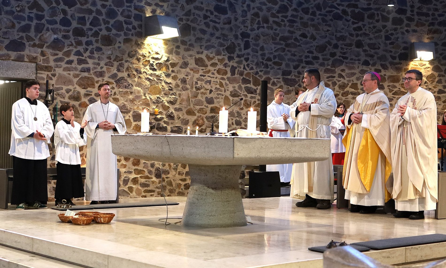 Hoher Besuch in der Kirchengemeinde St. Martin Idsteiner Land: Bischof Georg Bätzing beim Gottesdienst in der Pfarrkirche.