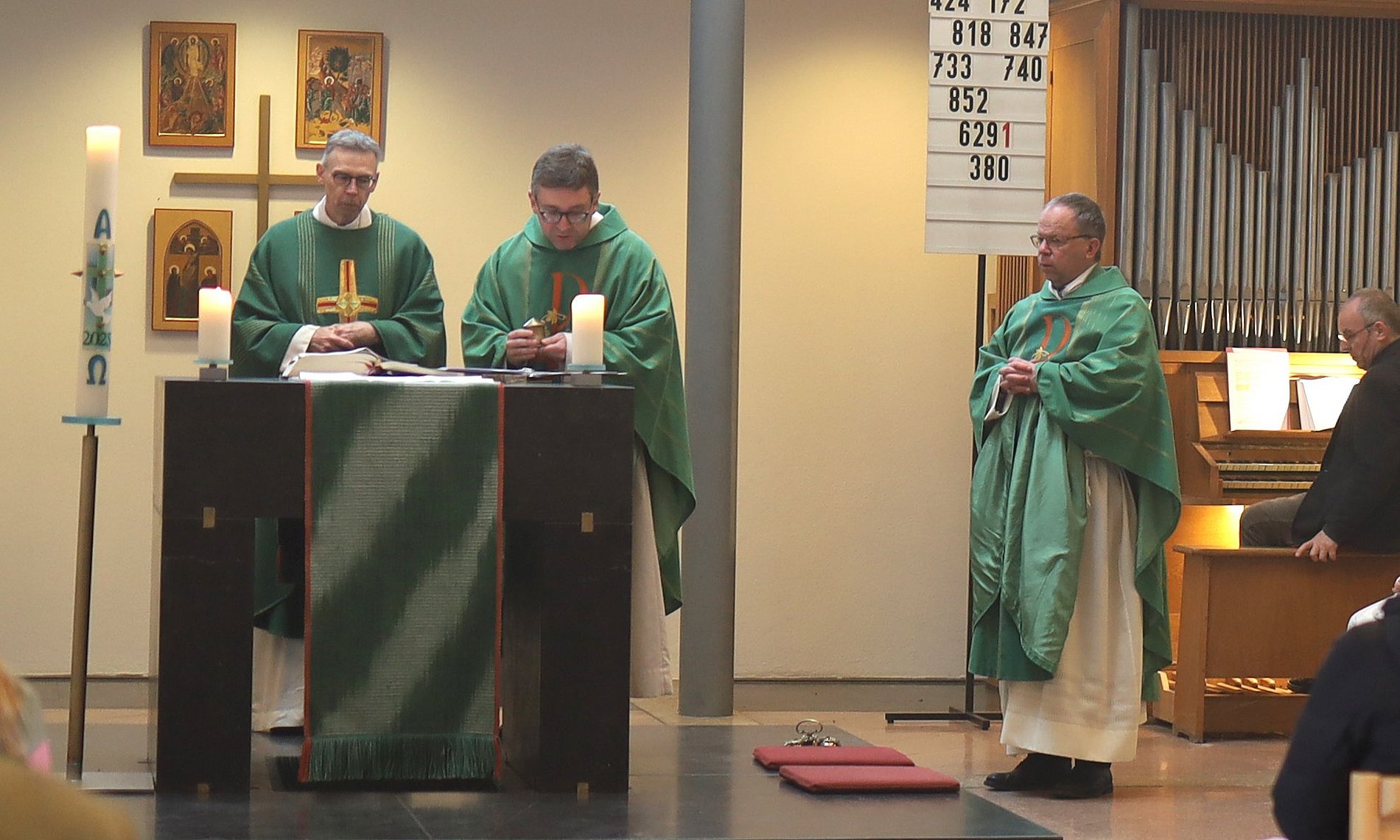 Die im Altar eingelassene Reliquie entnahm Pfarrer Kirsten Brast (in der Mitte).