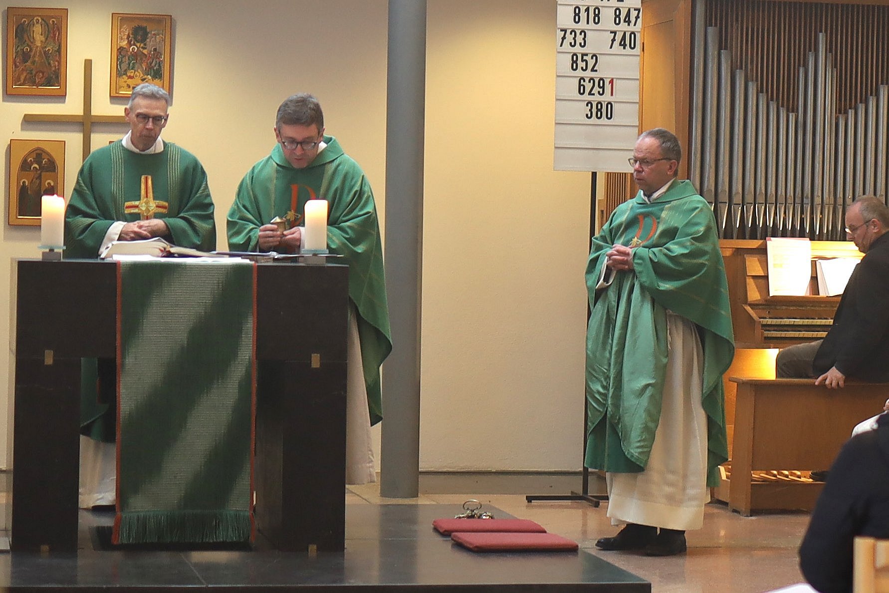 Die im Altar eingelassene Reliquie entnahm Pfarrer Kirsten Brast (in der Mitte).