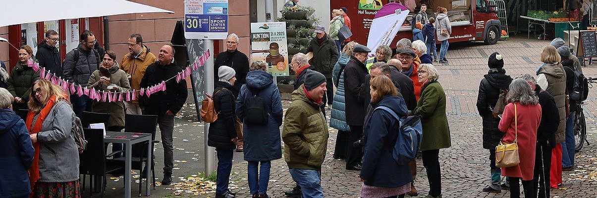 Auf dem Löherplatz mit dem Bischof ins Gespräch kommen und sich über die Region informieren.