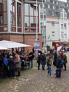 Auf dem Löherplatz mit dem Bischof ins Gespräch kommen und sich über die Region informieren.