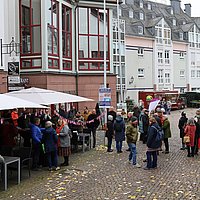 Auf dem Löherplatz mit dem Bischof ins Gespräch kommen und sich über die Region informieren.