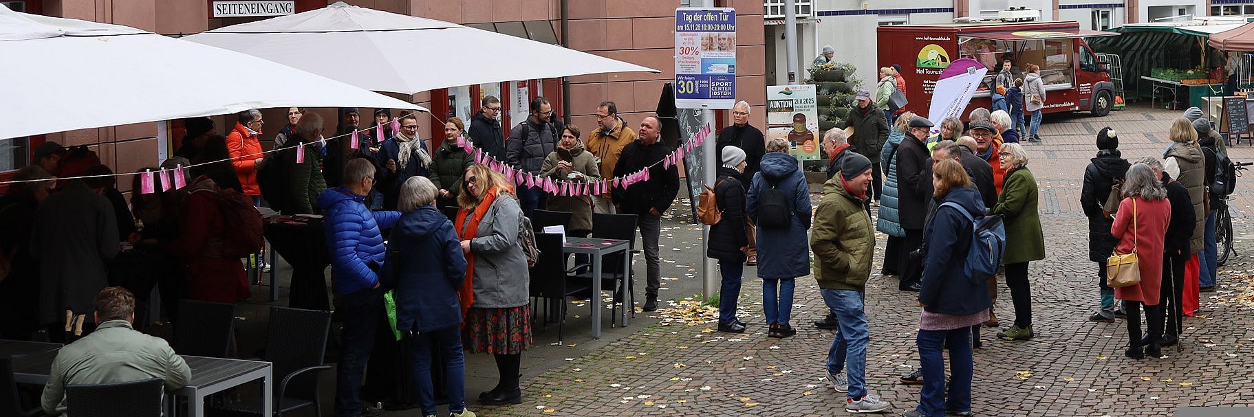 Auf dem Löherplatz mit dem Bischof ins Gespräch kommen und sich über die Region informieren.