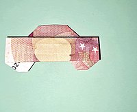 Aus 10 Euroschein ein Auto gefaltet.