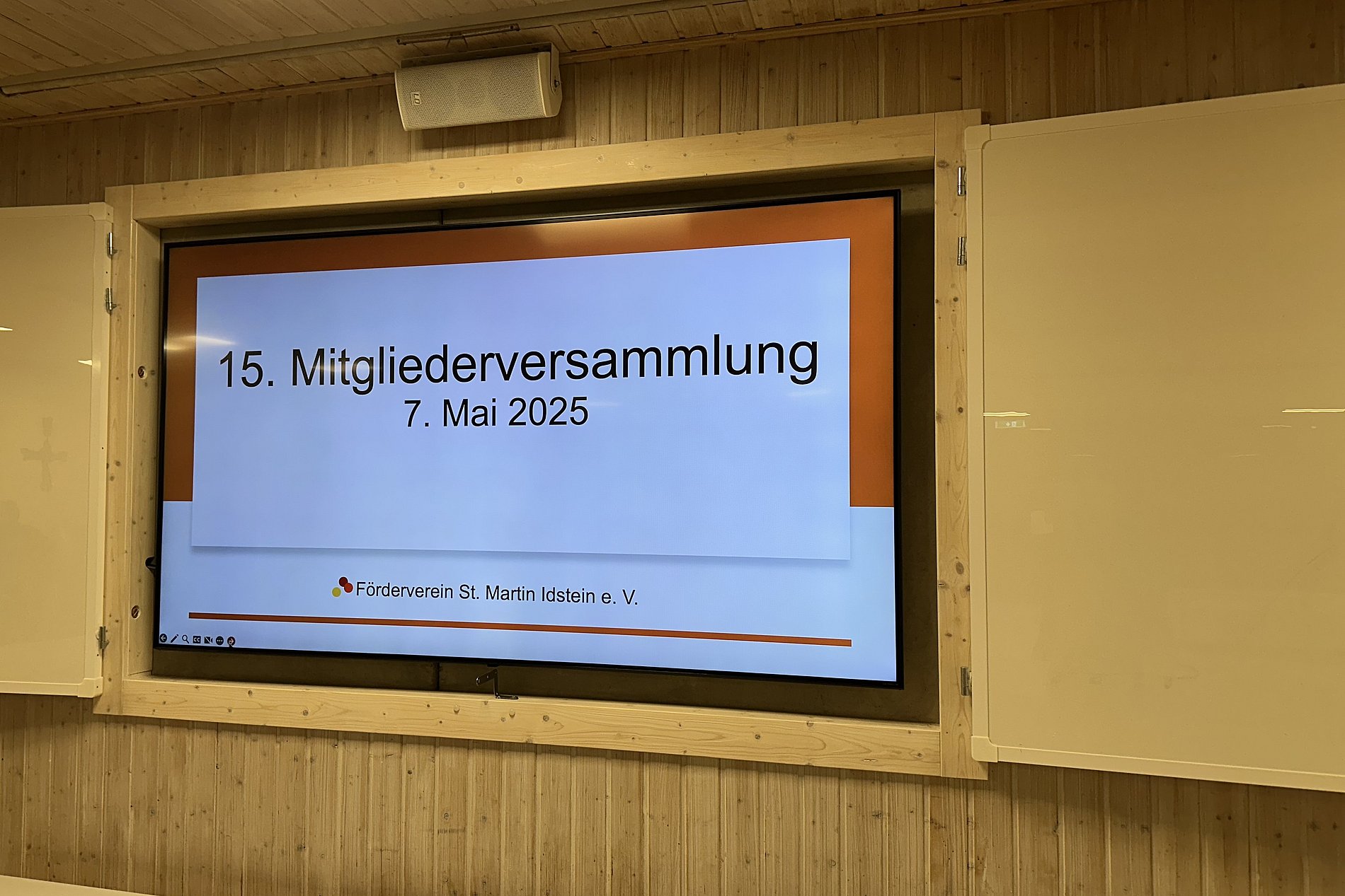 Bildschirm im Saal des Bischof-Dirichs-Heims