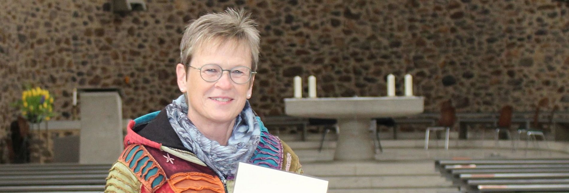 Pastoralreferentin Cornelia Sauerborn-Meiwes präsentiert in der Pfarrkirche St. Martin eine der zwei Meinungsboxen.