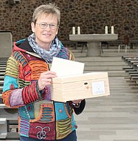 Pastoralreferentin Cornelia Sauerborn-Meiwes präsentiert in der Pfarrkirche St. Martin eine der zwei Meinungsboxen.