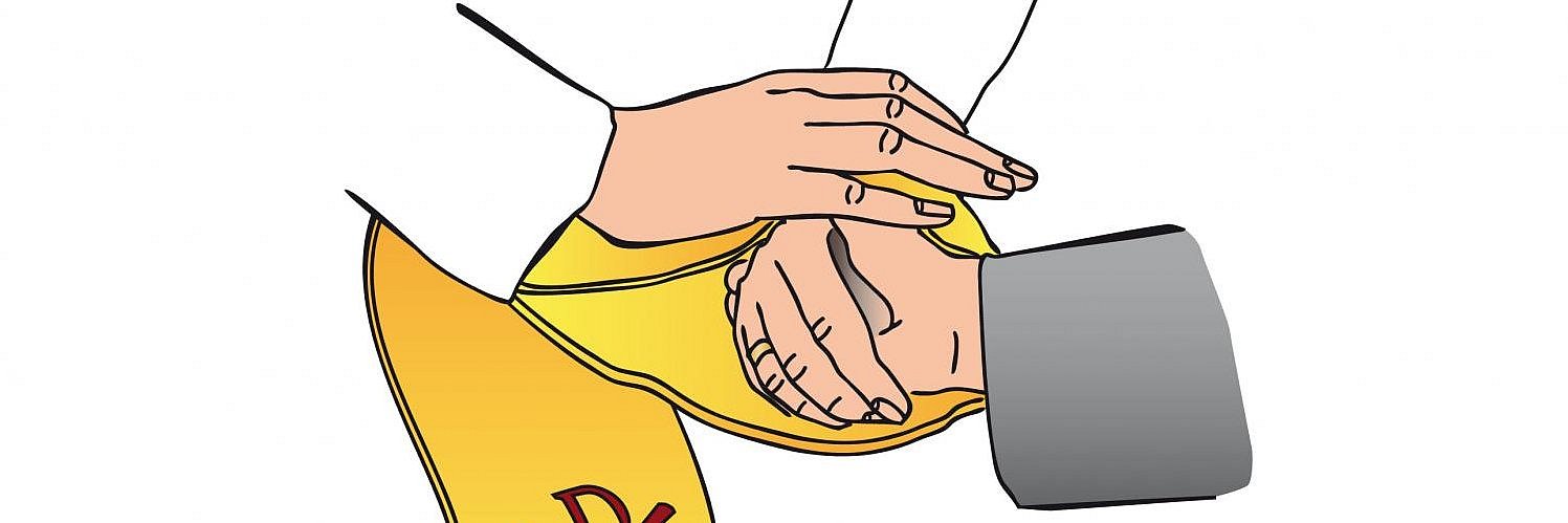Priesterhandd über den Händen von Mann und Frau
