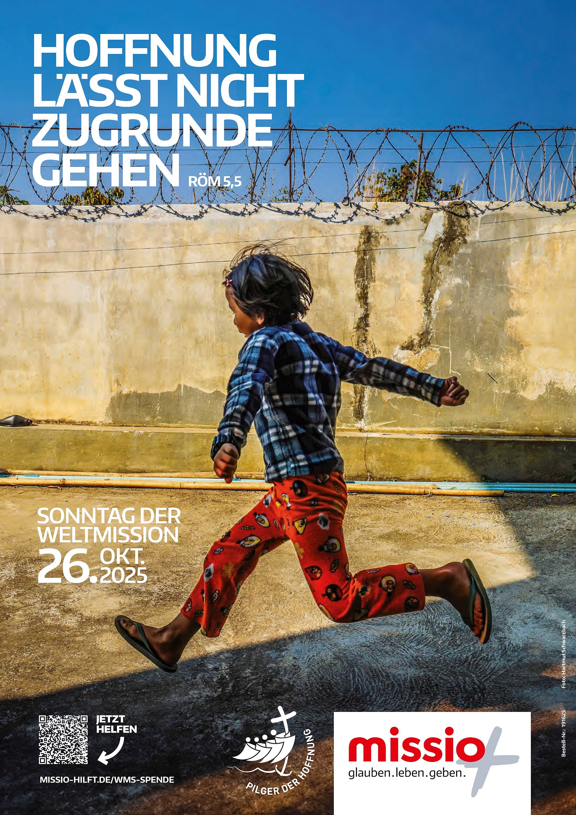 Titelbild des Weltmissionssonntags 2025:eein Mädchen springt an einer Mauer mit Stacheldraht entlang..