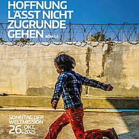 Titelbild des Weltmissionssonntags 2025:eein Mädchen springt an einer Mauer mit Stacheldraht entlang..
