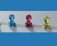 bunte Spielfigurmagnete in Reihe