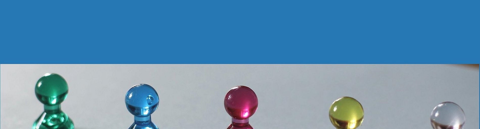 bunte Spielfigurmagnete in Reihe