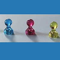 bunte Spielfigurmagnete in Reihe