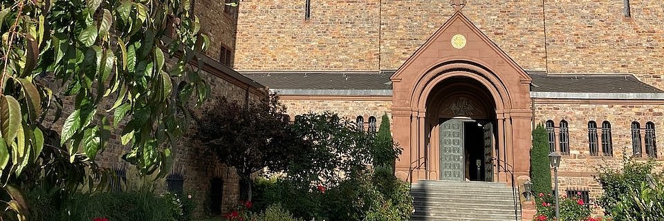 Eingang der Abteikirche St. Hildegard in Rüdesheim