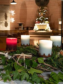 Mit Tannenzweigen geschmücker Adventskranz
