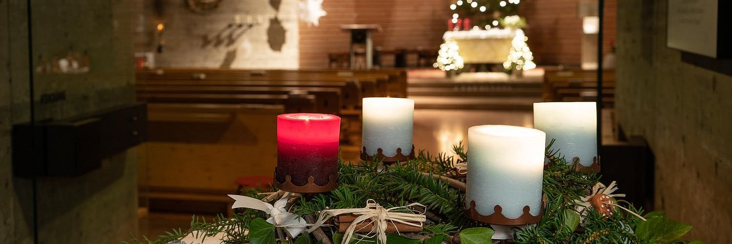 Mit Tannenzweigen geschmücker Adventskranz