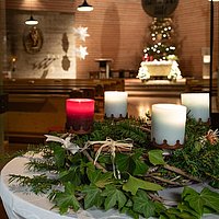 Mit Tannenzweigen geschmücker Adventskranz