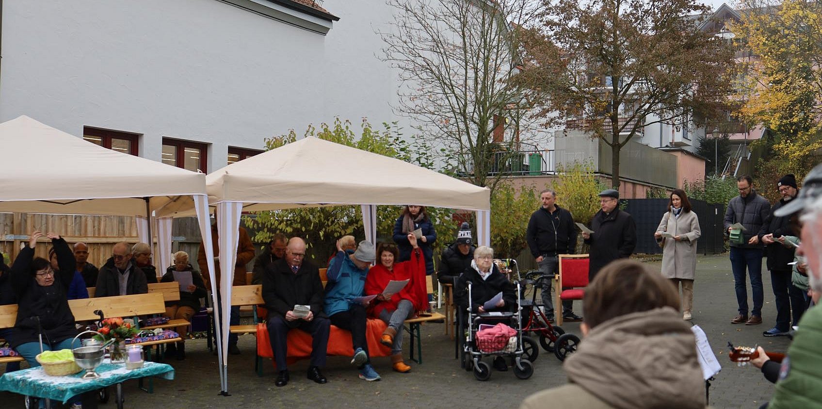 Die Bewohnerinnen und Bewohner des Rudolph-Ehlers Haus singen gemeinsam mit Bischof Bätzing sowie den Gästen das Lied "Kleines Senfkorn Hoffnung".