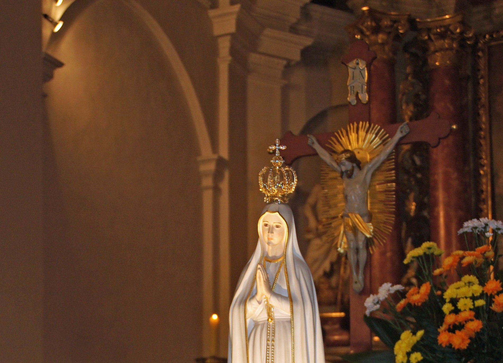 Fatima Madonna in der Kirche mit Blumenschmuck