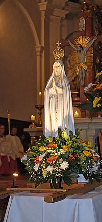 Fatima Madonna in der Kirche mit Blumenschmuck