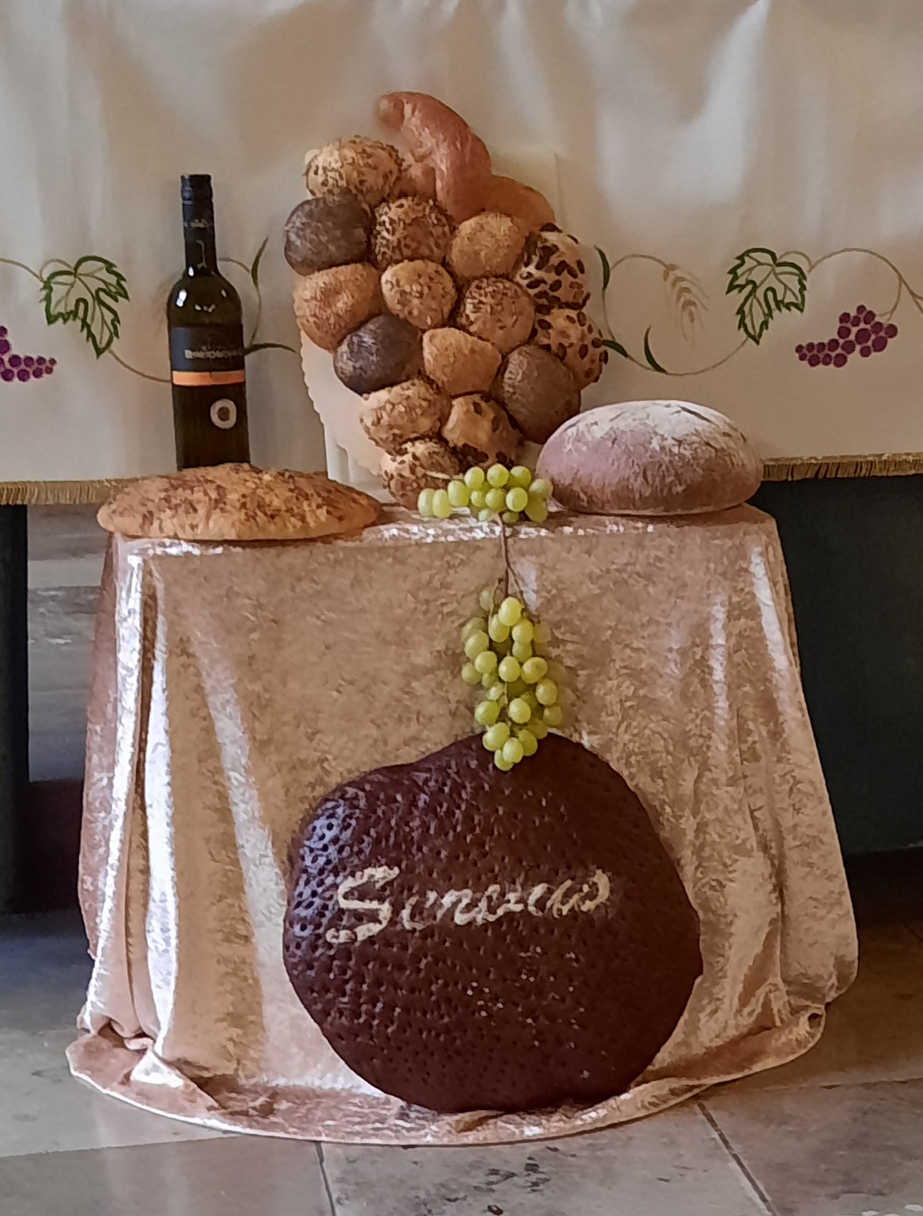 Geschmückter Tisch mit Brot und Wein