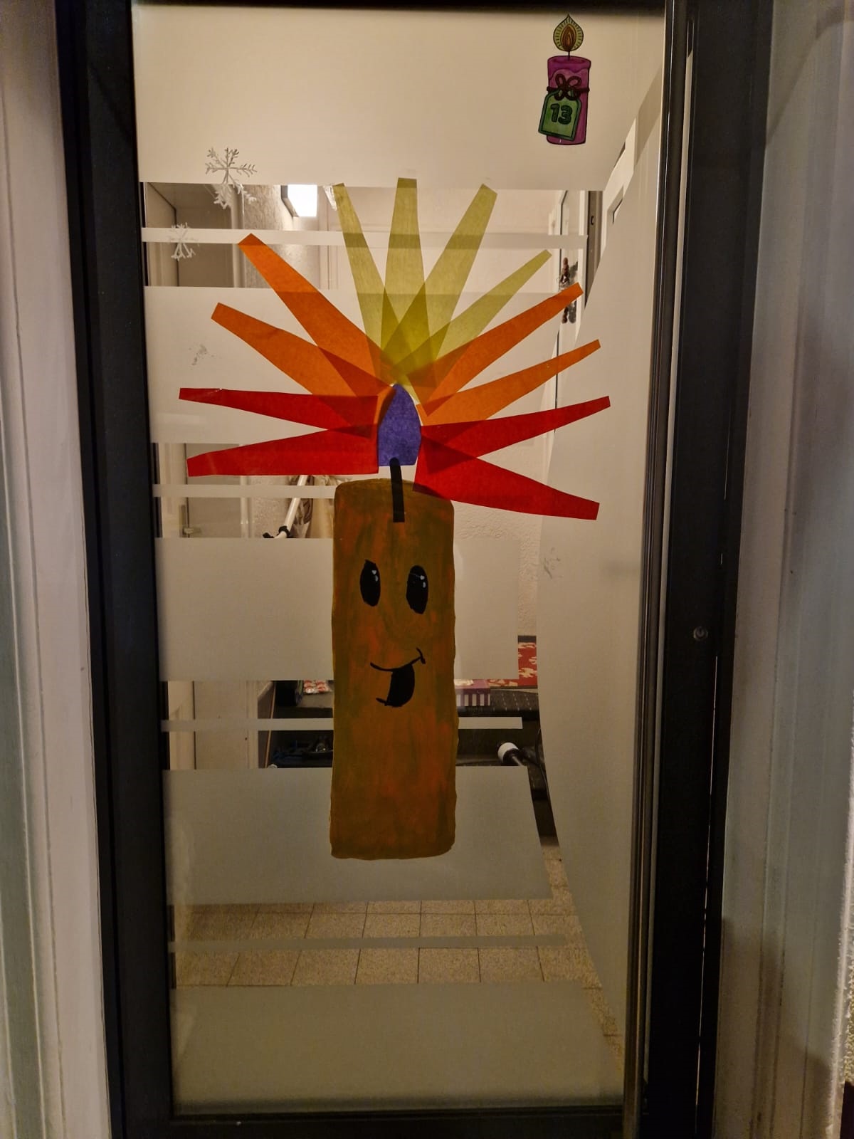 Das geschmückte Fenster mit einer Kerze aus Folie vom 13. Dezember 2025.
