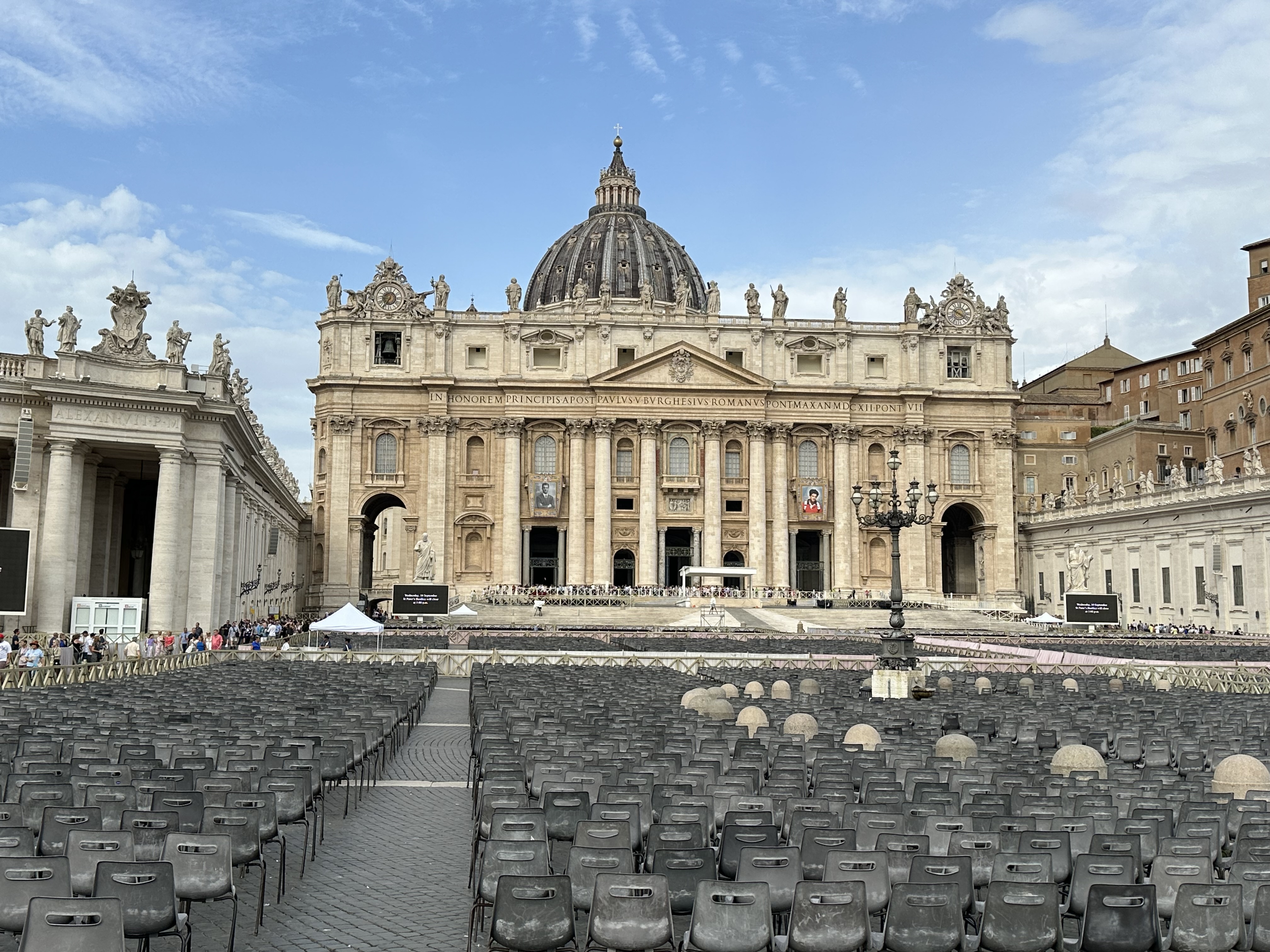 Blick auf den Audienzplatz: noch sind alle Stühle frei!