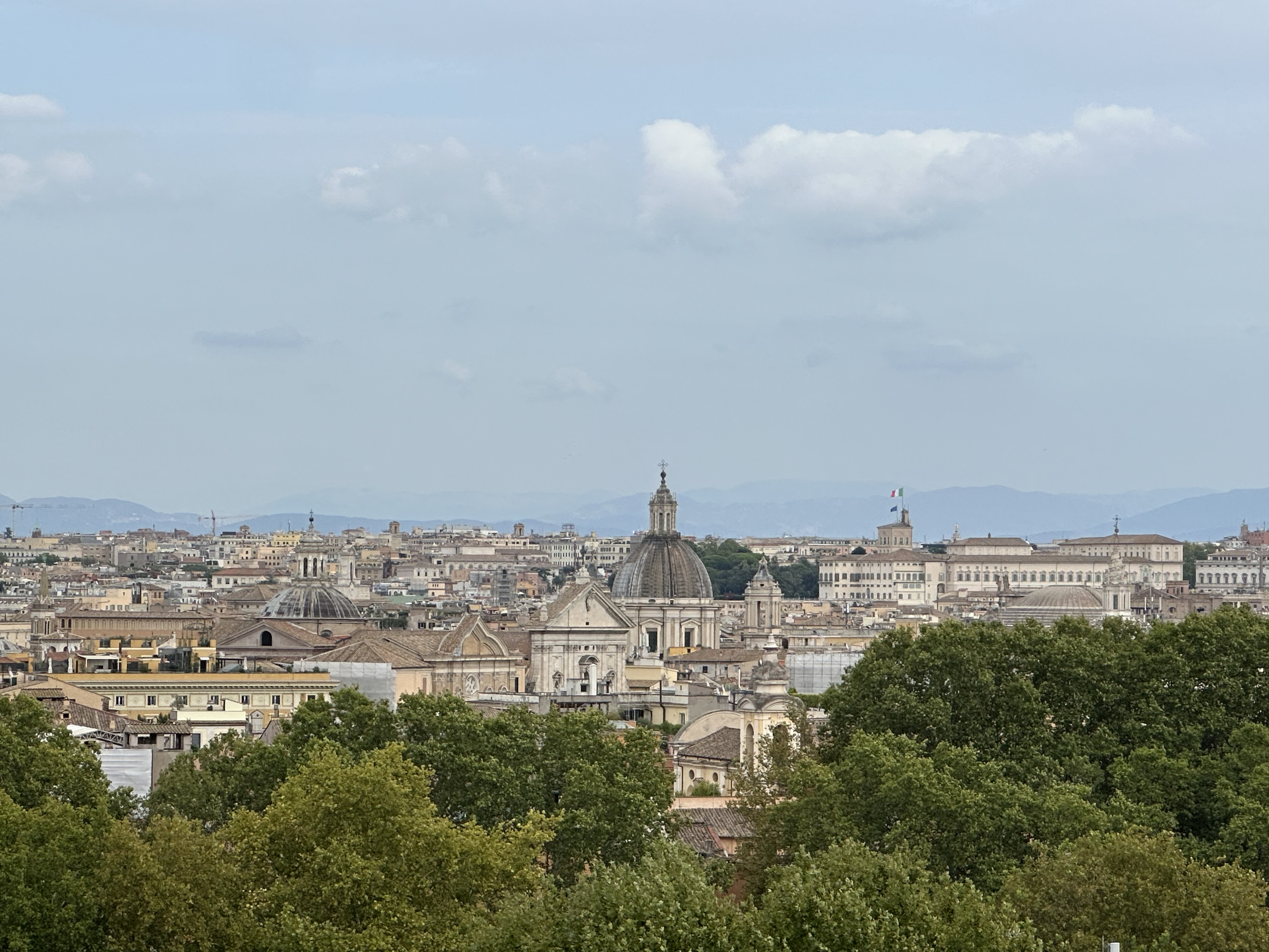 Rom von einem Hügel aus betrachtet.